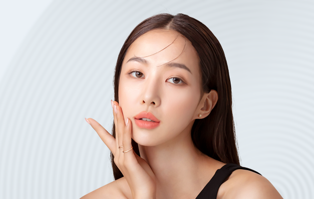 턱선에 손을 대고 있는 모습